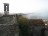 Glockenturm im Nebel