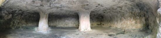 Inneres einer großen Höhle