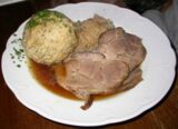 Schweinsbraten mit Semmelknödel