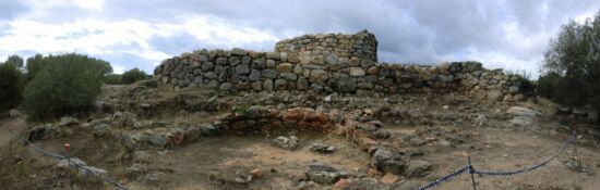 Nuraghe S’Ortali ‘e Su Monti und Gebäudereste