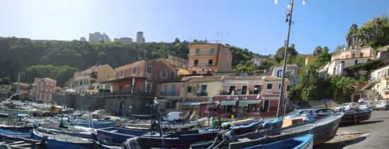 Hafen von Santa Maria La Scala mit Acireale im Hintergrund