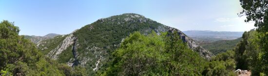 Blick zum Karstberg über der Höhle San Giovanni
