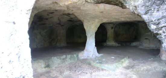 Höhle mit einer Säule