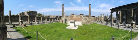 Tempio di Apollo mit Blick auf den Vesuv