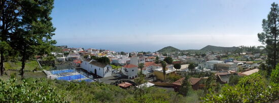 Blick auf Los Canarios, im Vordergrund die Kirche Iglesia di San Antonio