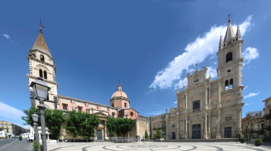 Piazza Duomo: Basilica dei Santi Pietro e Paolo und Cattedrale di Maria Santissima Annunziata