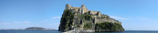Blick auf das Castello Aragonese von der aufgeschütteten Brücke
