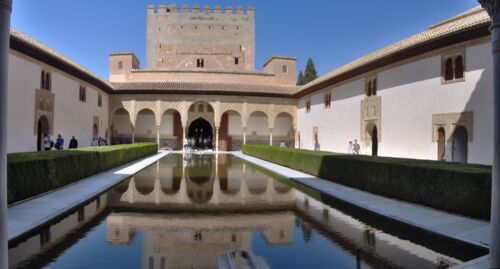 Comares, im Hintergrund der ehemalige Thronsitz