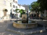 Dorfplatz mit Brunnen