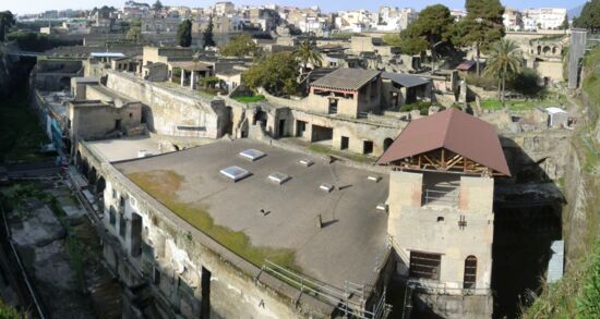 Blick vom antikem Strand über Herculaneum