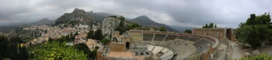 Teatre Greco mit Monte Tauro im Hintergrund