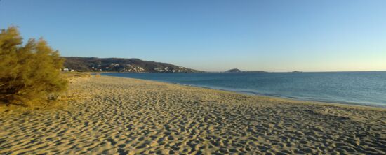 Am Strand mit Blick auf Πλάκα (Plaka)